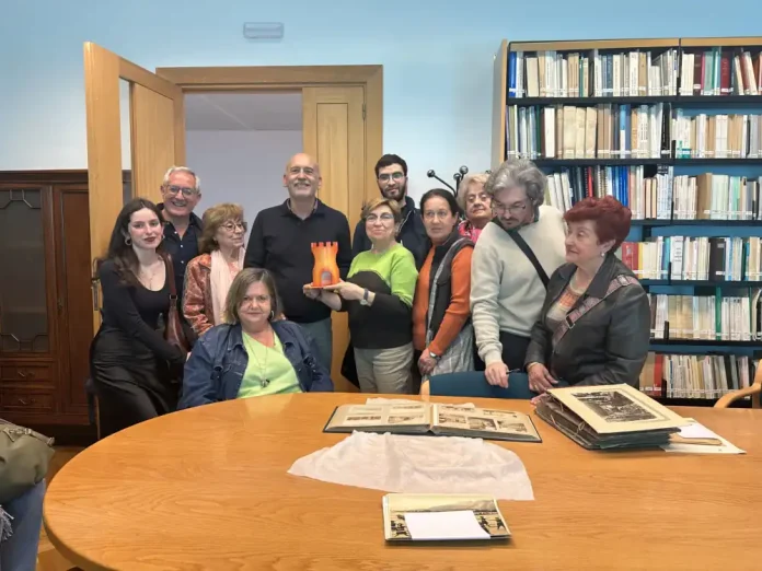 Visita del grupo de participación del Centro Sesmero al Archivo Histórico Provincial