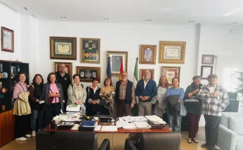 El grupo de investigación y coloquio del Centro Sesmero visita la casa consistorial
