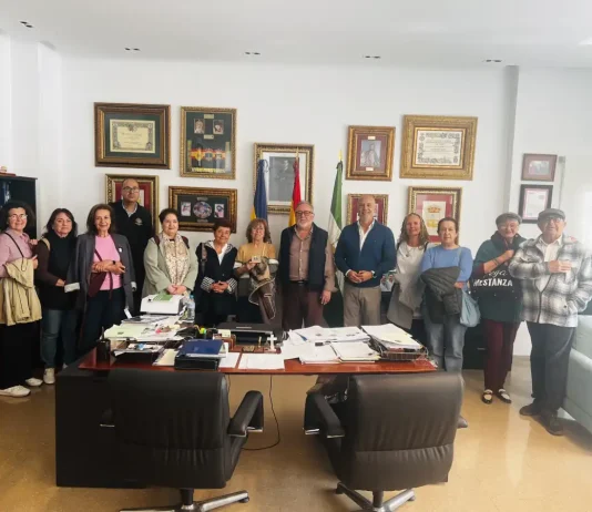 El grupo de investigación y coloquio del Centro Sesmero visita la casa consistorial