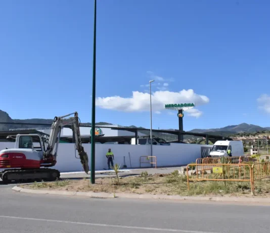 Obras de mejora de la seguridad vial junto al Mercadona de la avenida de las Américas