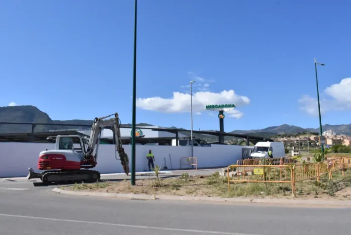Obras de mejora de la seguridad vial junto al Mercadona de la avenida de las Américas