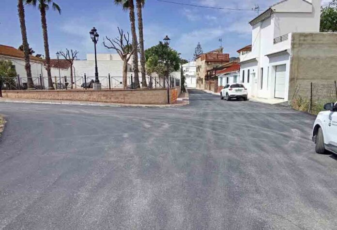 El Ayuntamiento ejecuta trabajos de asfaltado en la barriada de Santa Amalia