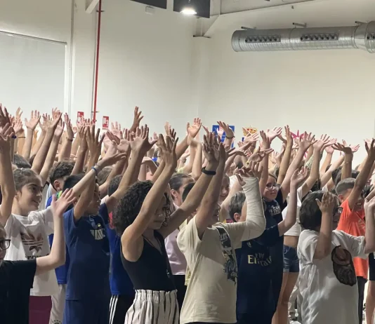 Alhaurín de la Torre se suma a un multitudinario musical en contra del acoso escolar