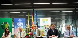 Una zambullida imprudente puede cambiar una vida para siempre: la Junta alerta del riesgo de saltar al agua sin comprobar la profundidad