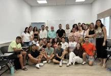 El alcalde visita el curso de primeros auxilios de los monitores de los campamentos de verano