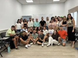 El alcalde visita el curso de primeros auxilios de los monitores de los campamentos de verano