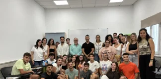 El alcalde visita el curso de primeros auxilios de los monitores de los campamentos de verano