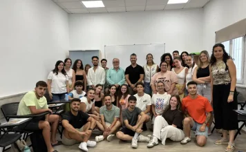 El alcalde visita el curso de primeros auxilios de los monitores de los campamentos de verano
