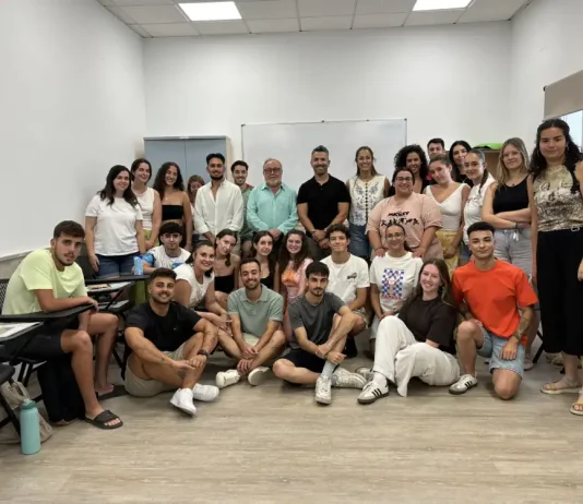 El alcalde visita el curso de primeros auxilios de los monitores de los campamentos de verano