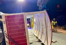 La rápida respuesta de los servicios de emergencia evitó consecuencias mayores tras el vuelco de un tren turístico en Cártama