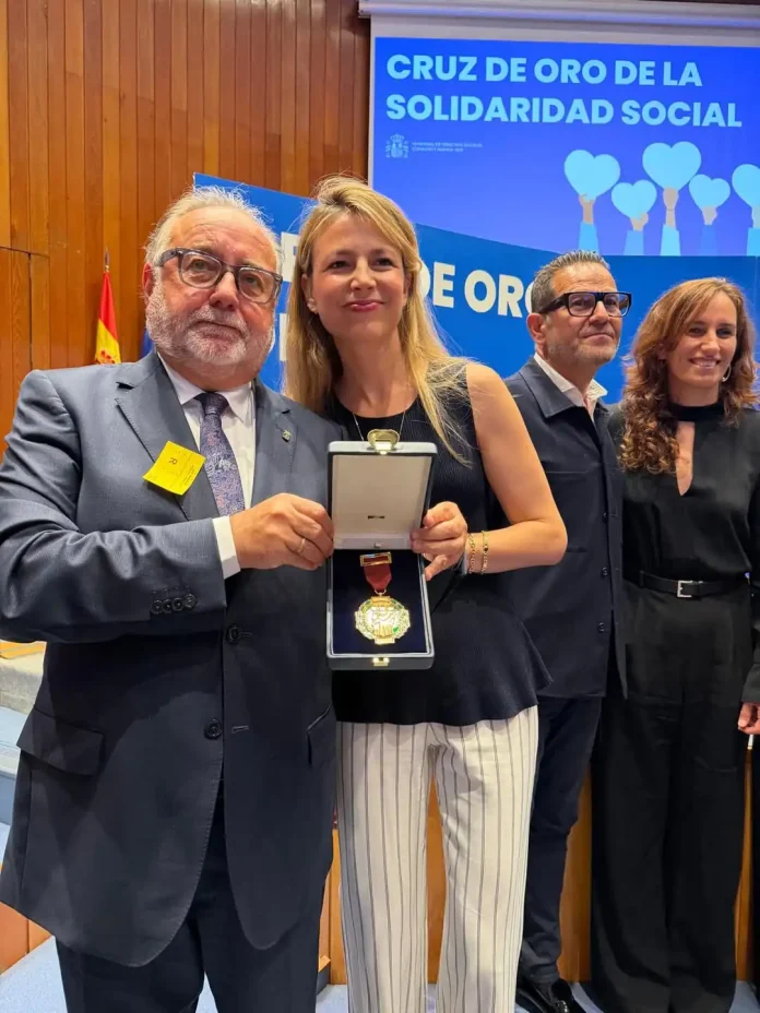 El alcalde de Alhaurín de la Torre recoge la Cruz de Oro de la Solidaridad Social