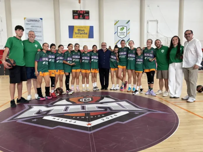 El alcalde visita el Campamento de España de Minibasket Femenino El alcalde visita el Campamento de España de Minibasket Femenino