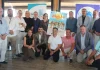 Torremolinos presenta el cartel del XII Concurso de Espetos de la Costa del Sol 2026 El certamen gastronómico celebrará su gran final el próximo 1 de agosto en Playamar y volverá a reunir a los mejores espeteros de la provincia en una de las citas más emblemáticas de la Costa del Sol Torremolinos ha acogido la presentación oficial del cartel anunciador del XII Concurso de Espetos de la Costa del Sol 2026, un evento que marca el inicio de una nueva edición de una de las tradiciones gastronómicas más representativas y arraigadas del litoral malagueño. El acto institucional, celebrado en el Chiringuito Larry, ha estado organizado conjuntamente por el Círculo de Empresarios de la Costa del Sol y el Ayuntamiento de Torremolinos, congregando a representantes institucionales, patrocinadores, colaboradores y medios de comunicación. La apertura corrió a cargo de Adolfo Trigueros, presidente del Círculo de Empresarios de la Costa del Sol y de la Mesa del Espeto, quien destacó los objetivos de esta duodécima edición, orientados a seguir promocionando la cultura marinera, el sector hostelero y la excelencia gastronómica de la provincia. Uno de los momentos más destacados de la jornada fue el descubrimiento oficial del cartel del concurso, obra de Sebastián Oliva, director creativo de Coconuts Studio, quien explicó el concepto visual e identidad gráfica que representará al certamen durante esta edición. El acto contó además con las intervenciones de Carlos García Giménez, delegado territorial de Turismo, Cultura y Deporte de la Junta de Andalucía en Málaga; Leonor García Aguas, directora de la marca promocional Sabor a Málaga; y Marta Huete, primera teniente de alcalde del Ayuntamiento de Torremolinos. Tras la fotografía oficial de familia, los asistentes disfrutaron de una degustación de espetos de sardinas y fritura malagueña maridados con cerveza San Miguel. La organización quiso agradecer especialmente la colaboración del Chiringuito Larry, ganador del premio al Mejor Espetero de la pasada edición y anfitrión de la presentación. La gran final del XII Concurso de Espetos de la Costa del Sol tendrá lugar el próximo sábado 1 de agosto en Playamar, entre los chiringuitos Sal Marina y Casa Paco. La jornada contará además con una fiesta popular y una gran espetada abierta al público a partir de las 18:00 horas.