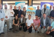 Torremolinos presenta el cartel del XII Concurso de Espetos de la Costa del Sol 2026 El certamen gastronómico celebrará su gran final el próximo 1 de agosto en Playamar y volverá a reunir a los mejores espeteros de la provincia en una de las citas más emblemáticas de la Costa del Sol Torremolinos ha acogido la presentación oficial del cartel anunciador del XII Concurso de Espetos de la Costa del Sol 2026, un evento que marca el inicio de una nueva edición de una de las tradiciones gastronómicas más representativas y arraigadas del litoral malagueño. El acto institucional, celebrado en el Chiringuito Larry, ha estado organizado conjuntamente por el Círculo de Empresarios de la Costa del Sol y el Ayuntamiento de Torremolinos, congregando a representantes institucionales, patrocinadores, colaboradores y medios de comunicación. La apertura corrió a cargo de Adolfo Trigueros, presidente del Círculo de Empresarios de la Costa del Sol y de la Mesa del Espeto, quien destacó los objetivos de esta duodécima edición, orientados a seguir promocionando la cultura marinera, el sector hostelero y la excelencia gastronómica de la provincia. Uno de los momentos más destacados de la jornada fue el descubrimiento oficial del cartel del concurso, obra de Sebastián Oliva, director creativo de Coconuts Studio, quien explicó el concepto visual e identidad gráfica que representará al certamen durante esta edición. El acto contó además con las intervenciones de Carlos García Giménez, delegado territorial de Turismo, Cultura y Deporte de la Junta de Andalucía en Málaga; Leonor García Aguas, directora de la marca promocional Sabor a Málaga; y Marta Huete, primera teniente de alcalde del Ayuntamiento de Torremolinos. Tras la fotografía oficial de familia, los asistentes disfrutaron de una degustación de espetos de sardinas y fritura malagueña maridados con cerveza San Miguel. La organización quiso agradecer especialmente la colaboración del Chiringuito Larry, ganador del premio al Mejor Espetero de la pasada edición y anfitrión de la presentación. La gran final del XII Concurso de Espetos de la Costa del Sol tendrá lugar el próximo sábado 1 de agosto en Playamar, entre los chiringuitos Sal Marina y Casa Paco. La jornada contará además con una fiesta popular y una gran espetada abierta al público a partir de las 18:00 horas.