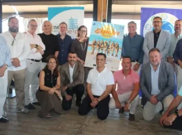 Torremolinos presenta el cartel del XII Concurso de Espetos de la Costa del Sol 2026 El certamen gastronómico celebrará su gran final el próximo 1 de agosto en Playamar y volverá a reunir a los mejores espeteros de la provincia en una de las citas más emblemáticas de la Costa del Sol Torremolinos ha acogido la presentación oficial del cartel anunciador del XII Concurso de Espetos de la Costa del Sol 2026, un evento que marca el inicio de una nueva edición de una de las tradiciones gastronómicas más representativas y arraigadas del litoral malagueño. El acto institucional, celebrado en el Chiringuito Larry, ha estado organizado conjuntamente por el Círculo de Empresarios de la Costa del Sol y el Ayuntamiento de Torremolinos, congregando a representantes institucionales, patrocinadores, colaboradores y medios de comunicación. La apertura corrió a cargo de Adolfo Trigueros, presidente del Círculo de Empresarios de la Costa del Sol y de la Mesa del Espeto, quien destacó los objetivos de esta duodécima edición, orientados a seguir promocionando la cultura marinera, el sector hostelero y la excelencia gastronómica de la provincia. Uno de los momentos más destacados de la jornada fue el descubrimiento oficial del cartel del concurso, obra de Sebastián Oliva, director creativo de Coconuts Studio, quien explicó el concepto visual e identidad gráfica que representará al certamen durante esta edición. El acto contó además con las intervenciones de Carlos García Giménez, delegado territorial de Turismo, Cultura y Deporte de la Junta de Andalucía en Málaga; Leonor García Aguas, directora de la marca promocional Sabor a Málaga; y Marta Huete, primera teniente de alcalde del Ayuntamiento de Torremolinos. Tras la fotografía oficial de familia, los asistentes disfrutaron de una degustación de espetos de sardinas y fritura malagueña maridados con cerveza San Miguel. La organización quiso agradecer especialmente la colaboración del Chiringuito Larry, ganador del premio al Mejor Espetero de la pasada edición y anfitrión de la presentación. La gran final del XII Concurso de Espetos de la Costa del Sol tendrá lugar el próximo sábado 1 de agosto en Playamar, entre los chiringuitos Sal Marina y Casa Paco. La jornada contará además con una fiesta popular y una gran espetada abierta al público a partir de las 18:00 horas.