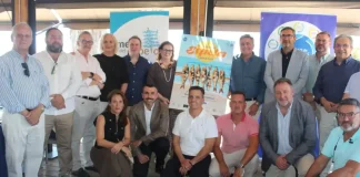 Torremolinos presenta el cartel del XII Concurso de Espetos de la Costa del Sol 2026 El certamen gastronómico celebrará su gran final el próximo 1 de agosto en Playamar y volverá a reunir a los mejores espeteros de la provincia en una de las citas más emblemáticas de la Costa del Sol Torremolinos ha acogido la presentación oficial del cartel anunciador del XII Concurso de Espetos de la Costa del Sol 2026, un evento que marca el inicio de una nueva edición de una de las tradiciones gastronómicas más representativas y arraigadas del litoral malagueño. El acto institucional, celebrado en el Chiringuito Larry, ha estado organizado conjuntamente por el Círculo de Empresarios de la Costa del Sol y el Ayuntamiento de Torremolinos, congregando a representantes institucionales, patrocinadores, colaboradores y medios de comunicación. La apertura corrió a cargo de Adolfo Trigueros, presidente del Círculo de Empresarios de la Costa del Sol y de la Mesa del Espeto, quien destacó los objetivos de esta duodécima edición, orientados a seguir promocionando la cultura marinera, el sector hostelero y la excelencia gastronómica de la provincia. Uno de los momentos más destacados de la jornada fue el descubrimiento oficial del cartel del concurso, obra de Sebastián Oliva, director creativo de Coconuts Studio, quien explicó el concepto visual e identidad gráfica que representará al certamen durante esta edición. El acto contó además con las intervenciones de Carlos García Giménez, delegado territorial de Turismo, Cultura y Deporte de la Junta de Andalucía en Málaga; Leonor García Aguas, directora de la marca promocional Sabor a Málaga; y Marta Huete, primera teniente de alcalde del Ayuntamiento de Torremolinos. Tras la fotografía oficial de familia, los asistentes disfrutaron de una degustación de espetos de sardinas y fritura malagueña maridados con cerveza San Miguel. La organización quiso agradecer especialmente la colaboración del Chiringuito Larry, ganador del premio al Mejor Espetero de la pasada edición y anfitrión de la presentación. La gran final del XII Concurso de Espetos de la Costa del Sol tendrá lugar el próximo sábado 1 de agosto en Playamar, entre los chiringuitos Sal Marina y Casa Paco. La jornada contará además con una fiesta popular y una gran espetada abierta al público a partir de las 18:00 horas.
