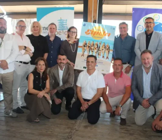 Torremolinos presenta el cartel del XII Concurso de Espetos de la Costa del Sol 2026 El certamen gastronómico celebrará su gran final el próximo 1 de agosto en Playamar y volverá a reunir a los mejores espeteros de la provincia en una de las citas más emblemáticas de la Costa del Sol Torremolinos ha acogido la presentación oficial del cartel anunciador del XII Concurso de Espetos de la Costa del Sol 2026, un evento que marca el inicio de una nueva edición de una de las tradiciones gastronómicas más representativas y arraigadas del litoral malagueño. El acto institucional, celebrado en el Chiringuito Larry, ha estado organizado conjuntamente por el Círculo de Empresarios de la Costa del Sol y el Ayuntamiento de Torremolinos, congregando a representantes institucionales, patrocinadores, colaboradores y medios de comunicación. La apertura corrió a cargo de Adolfo Trigueros, presidente del Círculo de Empresarios de la Costa del Sol y de la Mesa del Espeto, quien destacó los objetivos de esta duodécima edición, orientados a seguir promocionando la cultura marinera, el sector hostelero y la excelencia gastronómica de la provincia. Uno de los momentos más destacados de la jornada fue el descubrimiento oficial del cartel del concurso, obra de Sebastián Oliva, director creativo de Coconuts Studio, quien explicó el concepto visual e identidad gráfica que representará al certamen durante esta edición. El acto contó además con las intervenciones de Carlos García Giménez, delegado territorial de Turismo, Cultura y Deporte de la Junta de Andalucía en Málaga; Leonor García Aguas, directora de la marca promocional Sabor a Málaga; y Marta Huete, primera teniente de alcalde del Ayuntamiento de Torremolinos. Tras la fotografía oficial de familia, los asistentes disfrutaron de una degustación de espetos de sardinas y fritura malagueña maridados con cerveza San Miguel. La organización quiso agradecer especialmente la colaboración del Chiringuito Larry, ganador del premio al Mejor Espetero de la pasada edición y anfitrión de la presentación. La gran final del XII Concurso de Espetos de la Costa del Sol tendrá lugar el próximo sábado 1 de agosto en Playamar, entre los chiringuitos Sal Marina y Casa Paco. La jornada contará además con una fiesta popular y una gran espetada abierta al público a partir de las 18:00 horas.
