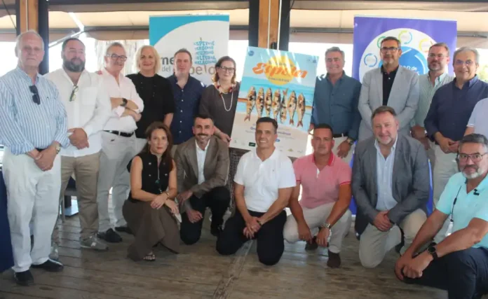 Torremolinos presenta el cartel del XII Concurso de Espetos de la Costa del Sol 2026 El certamen gastronómico celebrará su gran final el próximo 1 de agosto en Playamar y volverá a reunir a los mejores espeteros de la provincia en una de las citas más emblemáticas de la Costa del Sol Torremolinos ha acogido la presentación oficial del cartel anunciador del XII Concurso de Espetos de la Costa del Sol 2026, un evento que marca el inicio de una nueva edición de una de las tradiciones gastronómicas más representativas y arraigadas del litoral malagueño. El acto institucional, celebrado en el Chiringuito Larry, ha estado organizado conjuntamente por el Círculo de Empresarios de la Costa del Sol y el Ayuntamiento de Torremolinos, congregando a representantes institucionales, patrocinadores, colaboradores y medios de comunicación. La apertura corrió a cargo de Adolfo Trigueros, presidente del Círculo de Empresarios de la Costa del Sol y de la Mesa del Espeto, quien destacó los objetivos de esta duodécima edición, orientados a seguir promocionando la cultura marinera, el sector hostelero y la excelencia gastronómica de la provincia. Uno de los momentos más destacados de la jornada fue el descubrimiento oficial del cartel del concurso, obra de Sebastián Oliva, director creativo de Coconuts Studio, quien explicó el concepto visual e identidad gráfica que representará al certamen durante esta edición. El acto contó además con las intervenciones de Carlos García Giménez, delegado territorial de Turismo, Cultura y Deporte de la Junta de Andalucía en Málaga; Leonor García Aguas, directora de la marca promocional Sabor a Málaga; y Marta Huete, primera teniente de alcalde del Ayuntamiento de Torremolinos. Tras la fotografía oficial de familia, los asistentes disfrutaron de una degustación de espetos de sardinas y fritura malagueña maridados con cerveza San Miguel. La organización quiso agradecer especialmente la colaboración del Chiringuito Larry, ganador del premio al Mejor Espetero de la pasada edición y anfitrión de la presentación. La gran final del XII Concurso de Espetos de la Costa del Sol tendrá lugar el próximo sábado 1 de agosto en Playamar, entre los chiringuitos Sal Marina y Casa Paco. La jornada contará además con una fiesta popular y una gran espetada abierta al público a partir de las 18:00 horas.