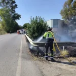Controlado el incendio declarado en Arroyo Grajea tras afectar a una nave y obligar a cortar la carretera Churriana-Cártama