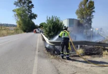 Controlado el incendio declarado en Arroyo Grajea tras afectar a una nave y obligar a cortar la carretera Churriana-Cártama Controlado el incendio declarado en Arroyo Grajea tras afectar a una nave y obligar a cortar la carretera Churriana-Cártama