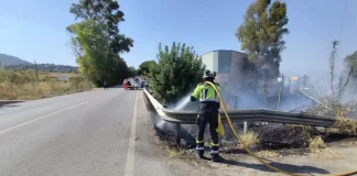Controlado el incendio declarado en Arroyo Grajea tras afectar a una nave y obligar a cortar la carretera Churriana-Cártama