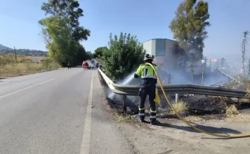 Controlado el incendio declarado en Arroyo Grajea tras afectar a una nave y obligar a cortar la carretera Churriana-Cártama