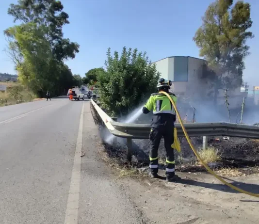 Controlado el incendio declarado en Arroyo Grajea tras afectar a una nave y obligar a cortar la carretera Churriana-Cártama Controlado el incendio declarado en Arroyo Grajea tras afectar a una nave y obligar a cortar la carretera Churriana-Cártama