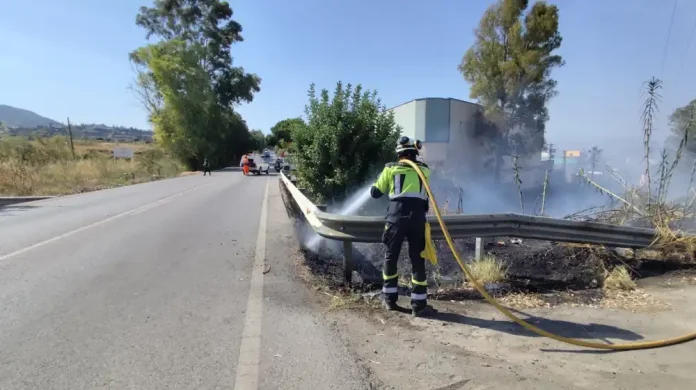 Controlado el incendio declarado en Arroyo Grajea tras afectar a una nave y obligar a cortar la carretera Churriana-Cártama Controlado el incendio declarado en Arroyo Grajea tras afectar a una nave y obligar a cortar la carretera Churriana-Cártama