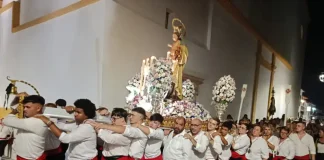 El Barrio Viejo pone el broche final a sus fiestas con la procesión de la Virgen del Carmen