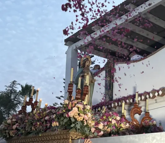 Santa Amalia recorrió su barriada entre el fervor y la tradición