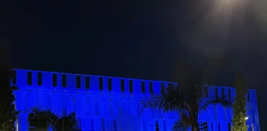 Alhaurín de la Torre se ilumina de Azul para apoyar a quienes conviven con La Enfermedad de "Sjögren