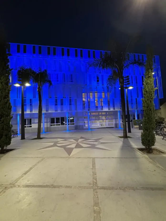Alhaurín de la Torre se ilumina de Azul para apoyar a quienes conviven con La Enfermedad de "Sjögren