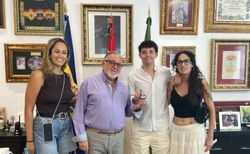 El Alcalde de Alhaurín de la Torre recibe a Marco de la Hoz, concursante de La Voz Kids