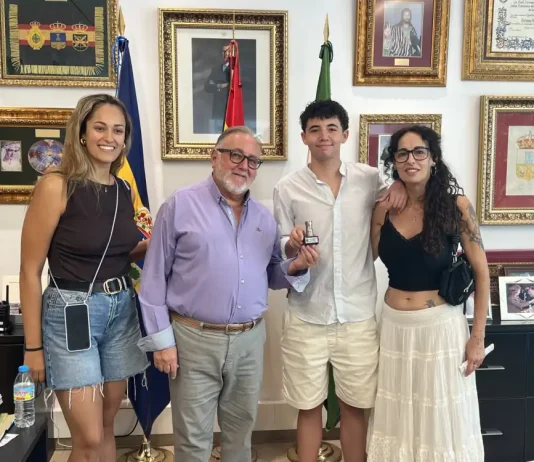 El Alcalde de Alhaurín de la Torre recibe a Marco de la Hoz, concursante de La Voz Kids