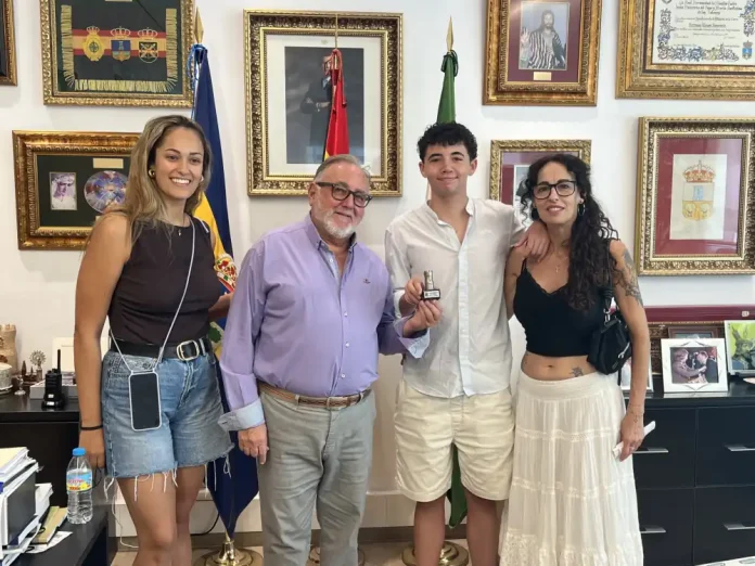 El Alcalde de Alhaurín de la Torre recibe a Marco de la Hoz, concursante de La Voz Kids