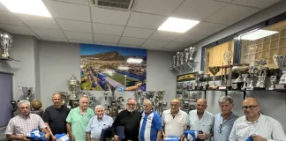 El Alhaurín de la Torre CF hace entrega del carné de la temporada a sus socios más veteranos