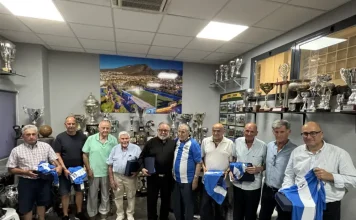 El Alhaurín de la Torre CF hace entrega del carné de la temporada a sus socios más veteranos