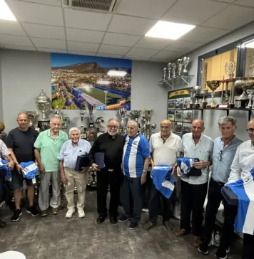 El Alhaurín de la Torre CF hace entrega del carné de la temporada a sus socios más veteranos