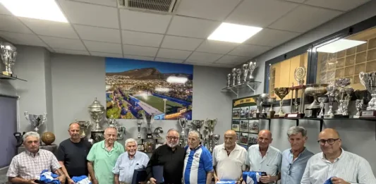 El Alhaurín de la Torre CF hace entrega del carné de la temporada a sus socios más veteranos
