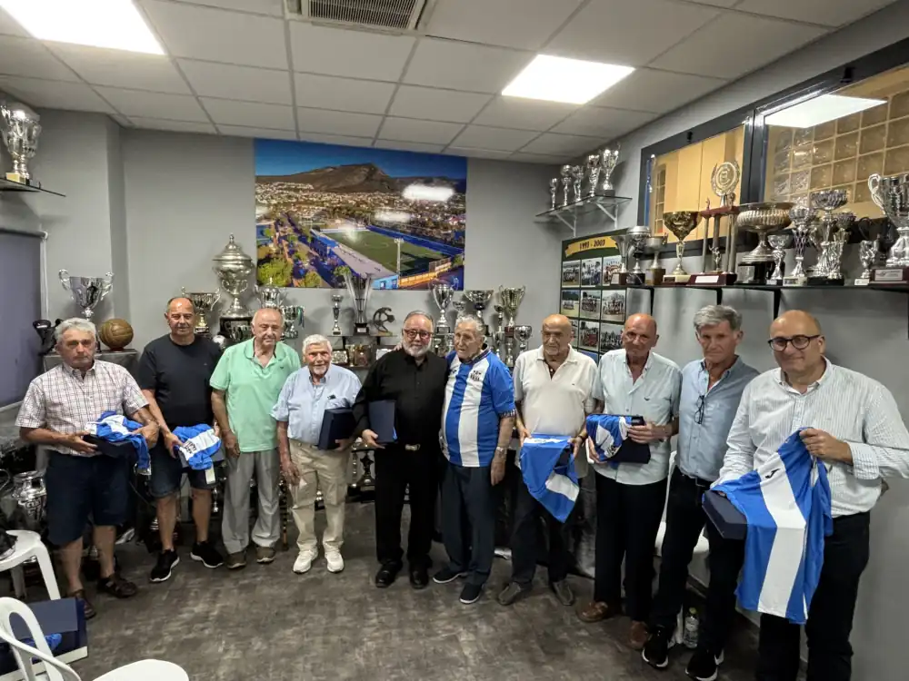 El Alhaurín de la Torre CF hace entrega del carné de la temporada a sus socios más veteranos