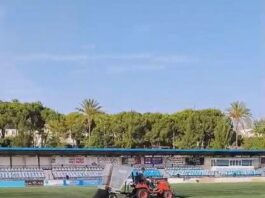 El Ayuntamiento mejora la superficie de juego de los campos de fútbol y las pistas de pádel  