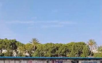 El Ayuntamiento mejora la superficie de juego de los campos de fútbol y las pistas de pádel  
