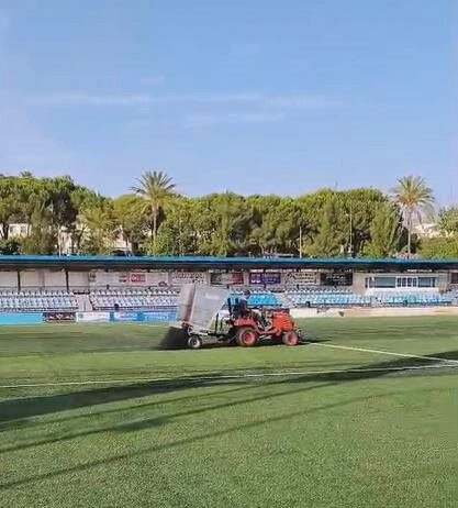El Ayuntamiento mejora la superficie de juego de los campos de fútbol y las pistas de pádel El Ayuntamiento mejora la superficie de juego de los campos de fútbol y las pistas de pádel