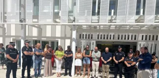 Minuto de silencio en el Ayuntamiento por la tragedia del incendio de Almería