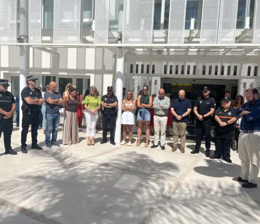 Minuto de silencio en el Ayuntamiento por la tragedia del incendio de Almería Minuto de silencio en el Ayuntamiento por la tragedia del incendio de Almería