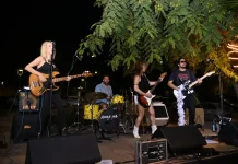 Amazona Rock entusiasma al público con sus versiones de los grandes clásicos del género