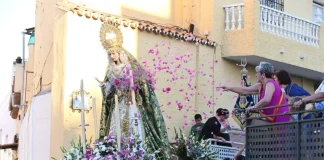 La Virgen de la Esperanza recorre el Barrio de La Alegría en una emotiva procesión