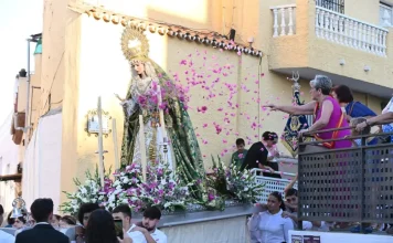 La Virgen de la Esperanza recorre el Barrio de La Alegría en una emotiva procesión La Virgen de la Esperanza recorre el Barrio de La Alegría en una emotiva procesión