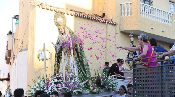 La Virgen de la Esperanza recorre el Barrio de La Alegría en una emotiva procesión