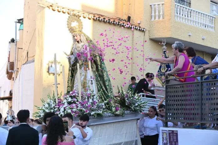 La Virgen de la Esperanza recorre el Barrio de La Alegría en una emotiva procesión La Virgen de la Esperanza recorre el Barrio de La Alegría en una emotiva procesión